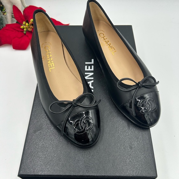 Women’s Chanel leather cap toe ballet flats size 35 made in Italy - Picture 2 of 12